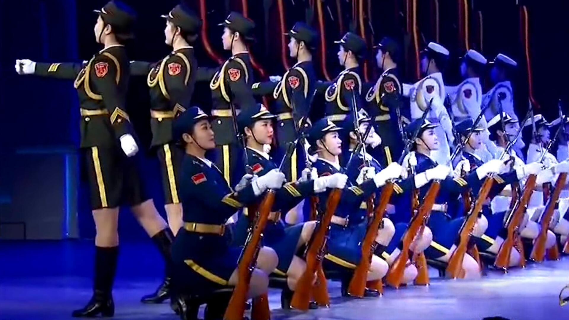 三軍女兵隊(duì)跳舞，展現(xiàn)力量與柔美的完美結(jié)合，三軍女兵隊(duì)舞蹈，力量與柔美的完美交融