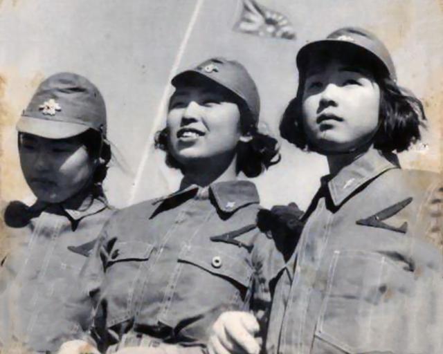 中國女兵敬禮圖片，展現(xiàn)力量與榮耀的象征，中國女兵敬禮，力量與榮耀的展現(xiàn)
