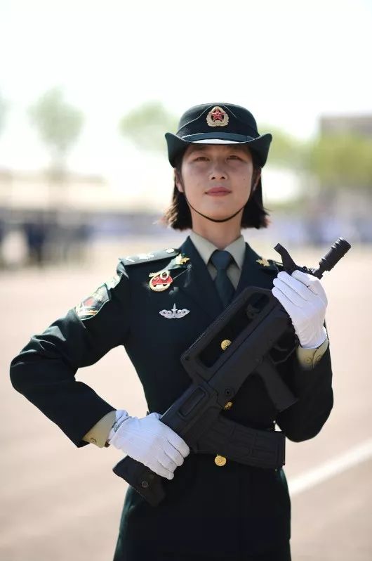 國慶閱兵最美女兵，榮光背后的堅(jiān)韌與毅力