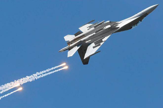 殲-16與F-16，空中對決的能力對比，殲-16與F-16空中對決能力對比解析