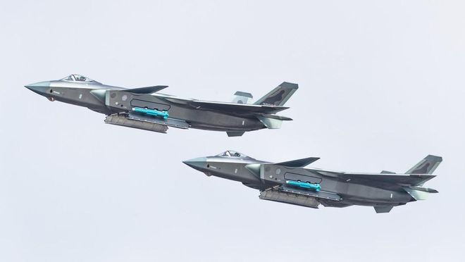 揭秘殲-20圖片，中國五代戰(zhàn)機的卓越風(fēng)采，揭秘殲-20五代戰(zhàn)機卓越風(fēng)采，戰(zhàn)機實拍圖展示中國力量