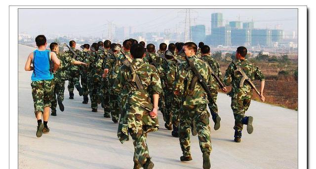女兵兩年能拿多少錢，深度解析軍隊薪酬與福利待遇，深度解析，女兵兩年軍隊薪酬與福利待遇概覽