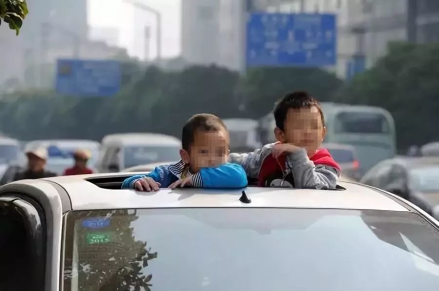 男孩冒險(xiǎn)行為警示，15秒內(nèi)兩次將半個(gè)身子探出車窗，男孩冒險(xiǎn)行為警示，車窗探身危險(xiǎn)，15秒內(nèi)連續(xù)兩次驚險(xiǎn)瞬間