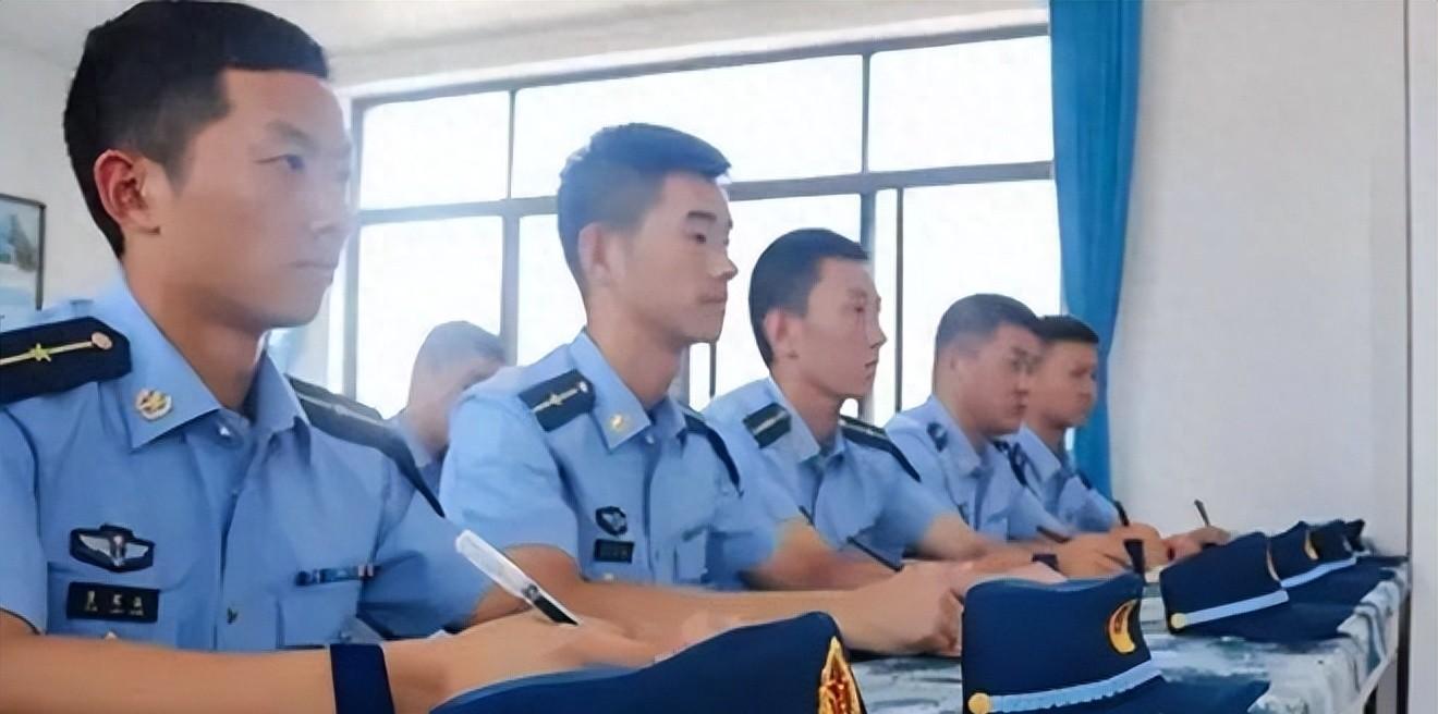 關(guān)于軍人軍銜等級(jí)，軍士長(zhǎng)與少尉的對(duì)比解析，軍人軍銜等級(jí)對(duì)比解析，軍士長(zhǎng)與少尉的差異探討