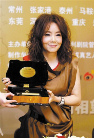 辛?xí)早鱾€人資料照片，深度了解一位才華橫溢的藝術(shù)家，辛?xí)早?，才華橫溢的藝術(shù)家個人資料與照片揭秘